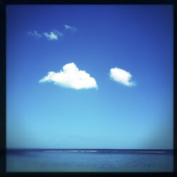 Blue sky, clouds, sea, Flic en Flac, Mauritius - DISF000670