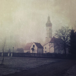 Kirche von Unter-Weikert Mayrhofen im Frühnebel, Bayern, Deutschland - GSF000838