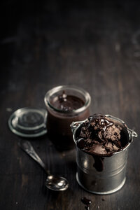 Metallkörbchen mit Schokoladeneis und Einmachglas mit Schokoladensauce - SBDF000657