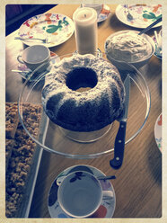 Kuchen auf gedecktem Kaffeetisch - SARF000362