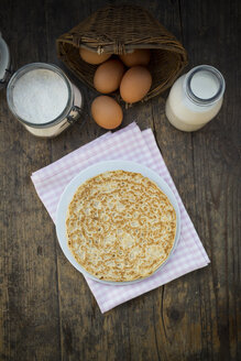 Pfannkuchen auf Teller und Zutaten, Eier, Milch und Mehl - LVF000886