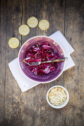 Radicchio-Salat mit Erbsensprossen in einer Schale, geröstete Kürbiskerne in einer Schale und Rosmarin-Mais-Waffeln - LVF000883