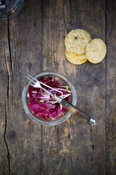 Radicchio-Salat mit Erbsensprossen im Glas und Rosmarin-Mais-Waffeln - LVF000881