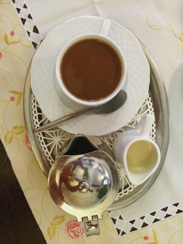 Kanne Kaffee (typischerweise mit Tasse auf einem kleinen Tablett serviert), lizenzfreies Stockfoto