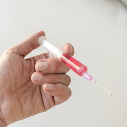 Doctor holding syringe, Freiburg, Germany Europeans, vitamin B 12 - DRF000592