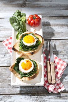 Spiegeleier und Spinat auf Toast mit Tomate - MAEF008286