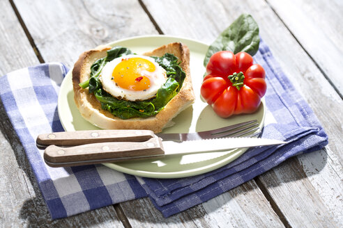 Spiegeleier und Spinat auf Toast mit Tomate - MAEF008289