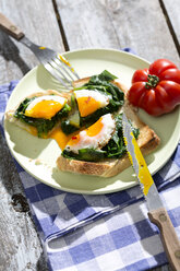 Spiegeleier und Spinat auf Toast mit Tomate - MAEF008290