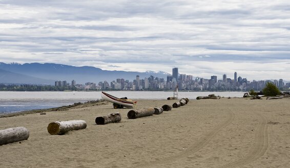 Kanada, Vancouver, Jericho Beach Park mit Skyline im Hintergrund - AMF002019