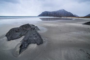 Skandinavien, Norwegen, Lofoten, Felsen am Strand, Küste bei Flakstad - STSF000362