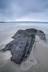 Skandinavien, Norwegen, Lofoten, Felsen am Strand, Küste bei Flakstad - STSF000363