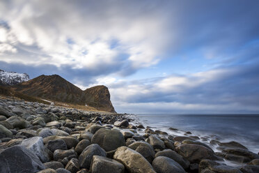 Skandinavien, Norwegen, Lofoten, Felsen und Wellen an der Küste von Unstad - STSF000365