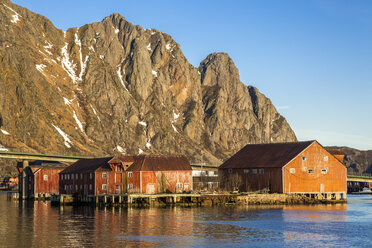 Skandinavien, Norwegen, Lofoten, Austvagoy, Abendlicht in Svolvaer - STSF000368