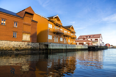 Skandinavien, Norwegen, Lofoten, Austvagoy, Häuser, Abendlicht in Kabelvag - STSF000369