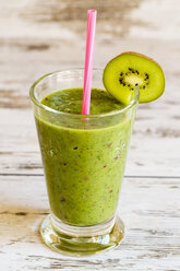 Glas Apfel-Kiiwifruit-Smoothie auf Holztisch - SARF000391