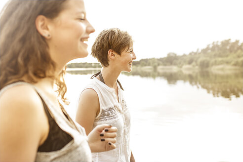 Porträt von zwei jungen Frauen, die sich am Baggersee vergnügen - MUMF000012
