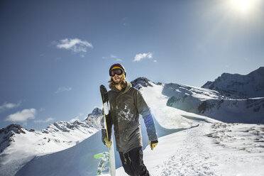 Austria, Vorarlberg, Riezlern, Snowboarder in the mountains - MUMF000063
