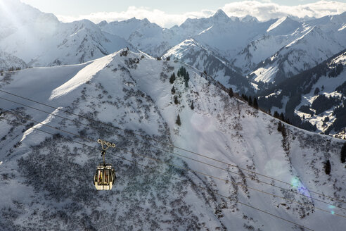 Österreich, Vorarlberg, Riezlern, Berglandschaft mit Seilbahn im Winter - MUM000064