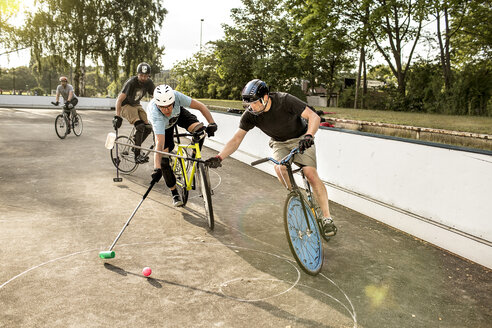 Deutschland, Hannover, Gruppe von Männern beim Radpolospiel - MUMF000071