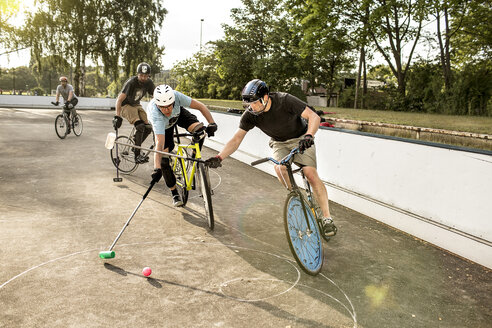 Germany, Hannover, Group of men playing bike polo - MUMF000071