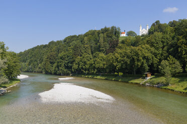 Deutschland, Bayern, Oberbayern, Bad Tölz, Isar, Leonhardikapelle und Heiligkreuzkirche - SIEF005180