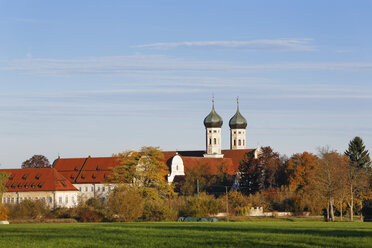 Deutschland, Bayern, Blick auf Kloster Benediktbeuren - SIEF005178