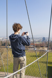 Deutschland, Stuttgart, Jugendlicher beim Fotografieren vom Killesbergturm - WDF002422