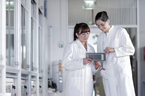 Zwei junge Chemiestudentinnen im Labor - SGF000464