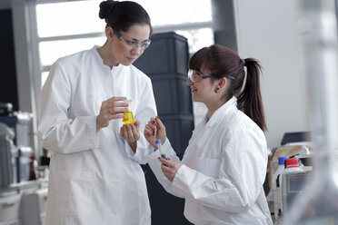 Zwei junge Chemiestudentinnen im Labor - SGF000479