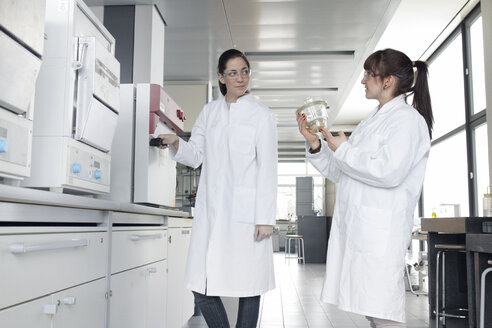 Zwei junge Chemiestudentinnen im Labor - SGF000485