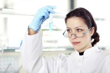 Porträt einer jungen Wissenschaftlerin bei der Arbeit im Labor - SGF000463