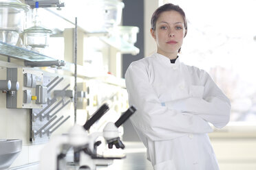 Porträt einer jungen Wissenschaftlerin im Labor - SGF000462