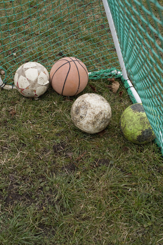 Deutschland, Bayern, St. Leonhard, Fußballtor und alte Fußbälle, lizenzfreies Stockfoto