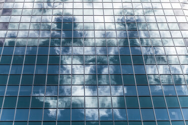 Neuseeland, Auckland, Fassade eines Wolkenkratzers mit Spiegelung der Wolken, Teilansicht - WV000471
