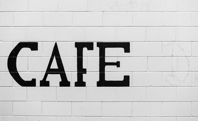 Neuseeland, Ngatea, das Wort Cafe auf weißem Mauerwerk - WV000505