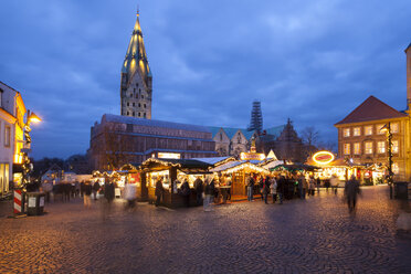 Deutschland, Nordrhein-Westfalen, Paderborn, Weihnachtsmarkt am Domplatz, im Hintergrund der Dom - WIF000507