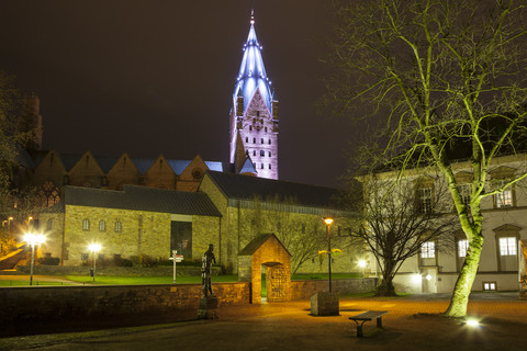 Deutschland, Nordrhein-Westfalen, Paderborn, Kaiserpfalzmuseum und Dom bei Nacht, lizenzfreies Stockfoto