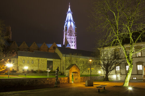 Deutschland, Nordrhein-Westfalen, Paderborn, Kaiserpfalzmuseum und Dom bei Nacht - WIF000504