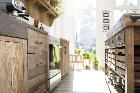 Country style kitchen in sunlight - FKF000468