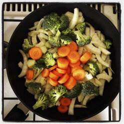 Zubereitung eines Gemüsepfannengerichts mit Karotten, Brokkoli und Fenchel - EVGF000476
