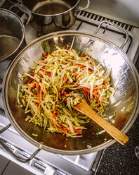 Wok-Gericht mit Kohl, Karotten und Frühlingszwiebeln zubereiten - EVGF000473