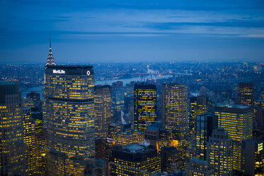 USA, New York, Manhattan, Blick auf beleuchtete Skyline in der Abenddämmerung - JWAF000016