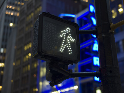 USA, New York, Manhattan, Fußgängerschild mit Fußgängersignal - JWAF000006