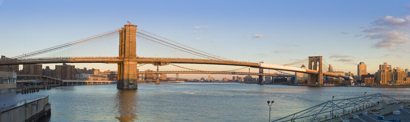 USA, New York, Manhattan, Blick auf die Brooklyn Bridge und den East River - JWAF000011