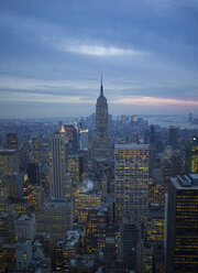 USA, New York, Manhattan, Blick auf beleuchtete Skyline in der Abenddämmerung - JWAF000012