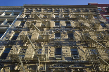 USA, New York, Manhattan, Blick auf die Fassade eines alten Mehrfamilienhauses in SoHo - JWAF000019