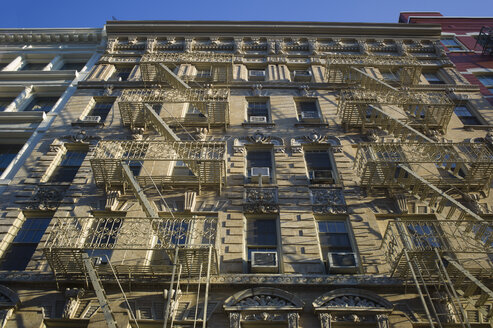 USA, New York, Manhattan, Blick auf die Fassade eines alten Mehrfamilienhauses in SoHo - JWAF000019