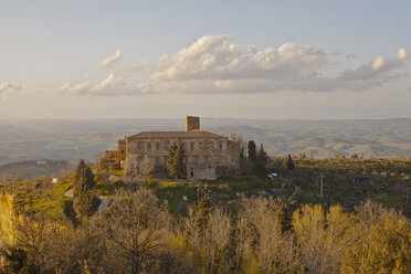 Italien, Toskana, Volterra, Landhaus in hügeliger Landschaft - KVF000075