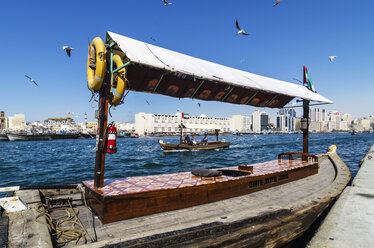 Vereinigte Arabische Emirate, Dubai, Festgemachtes Boot mit Skyline des Stadtzentrums im Hintergrund - THAF000174