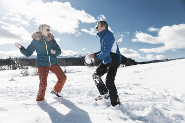 Deutschland, Bayern, Winklmoosalm, Älteres Paar bei einer Schneeballschlacht - MF000937